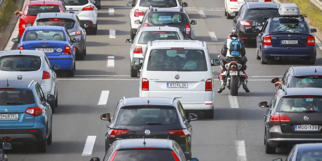 La DGT es clara respecto a la velocidad mínima del coche