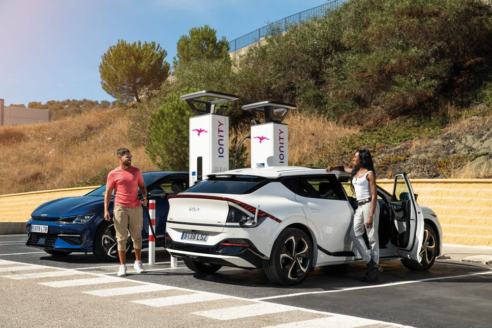 Así fomentan otros países la compra de vehículos eléctricos 1 Motor16 Kia EV6. Imagen cargador.