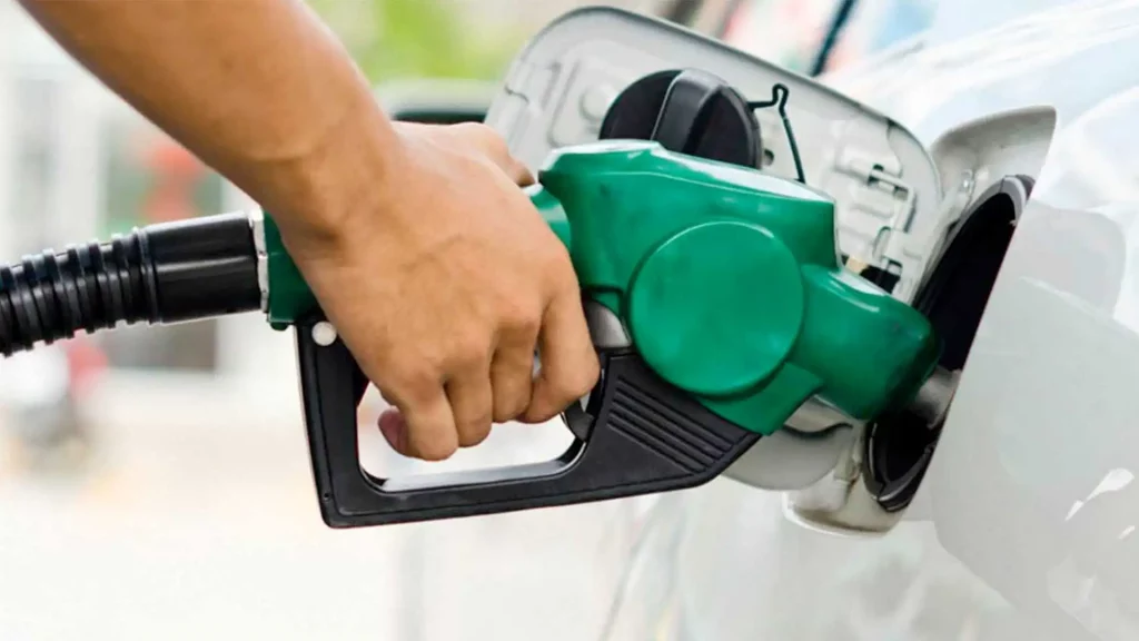 echar gasolina