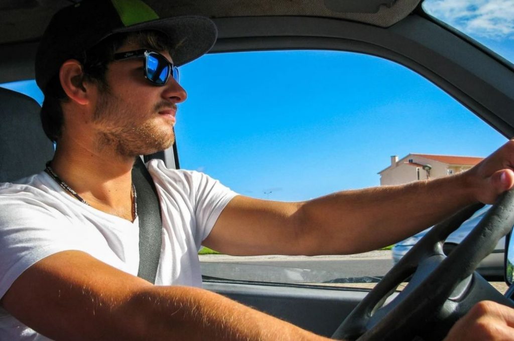 Vídeos de la DGT: 800 conductores al día cazados sin cinturón 54 Motor16 La DGT ha vigilado el uso el cinturón.