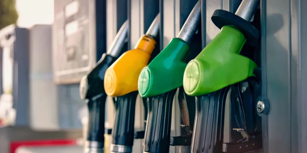 No tendrás que parar a repostar tanto este verano: Estos consejos te ayudarán a aprovechar mejor el depósito 3 Motor16 consejos para ahorrar gasolina