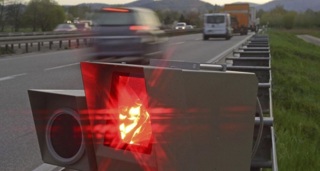 Esto sucede si frenas justo antes de pasar por un radar 26 Motor16 Las lentes captan todo