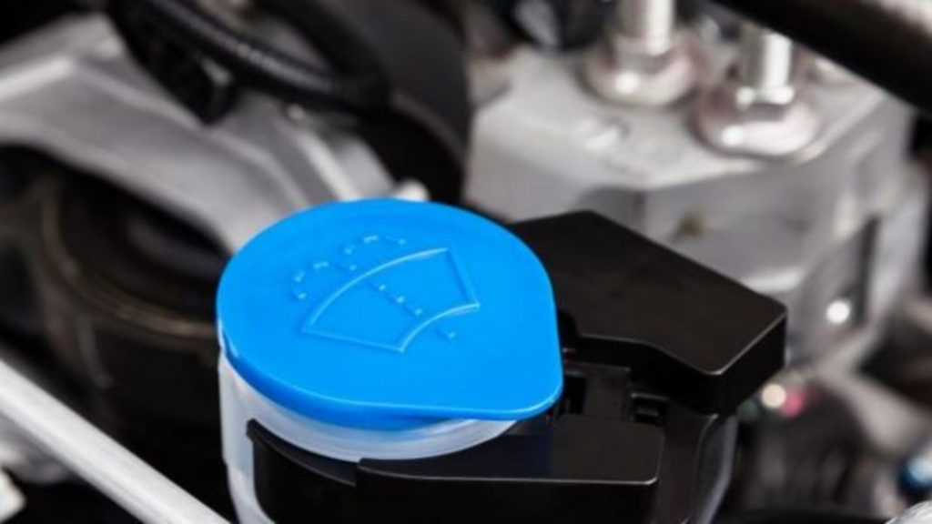 Por este motivo no debes rellenar el líquido del limpiaparabrisas con agua 21 Motor16 limpia parabrisas casero Motor16