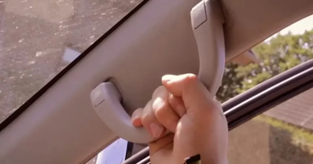 El truco para usar las agarraderas del coche correctamente