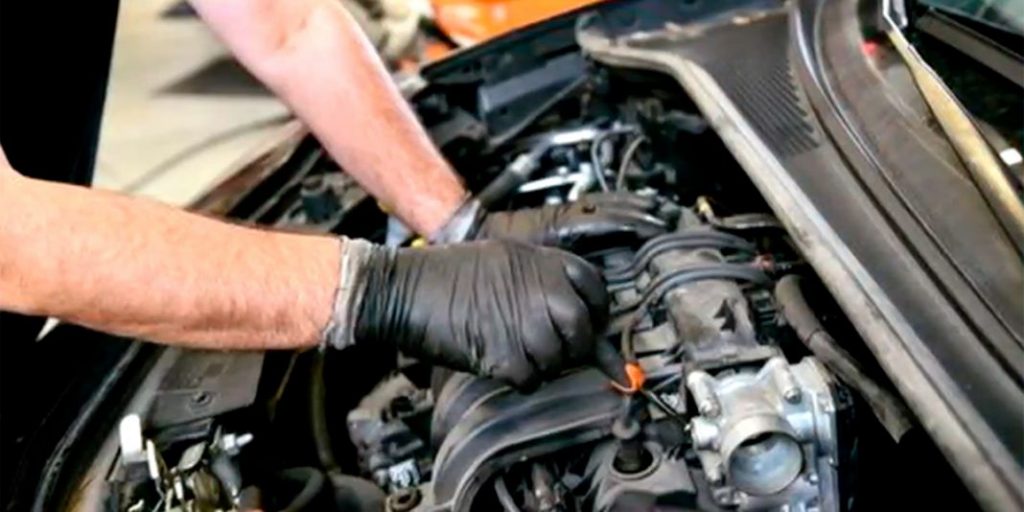 Observar bajo el capó de tu coche, latiguillos y manguitos y abrazaderas
