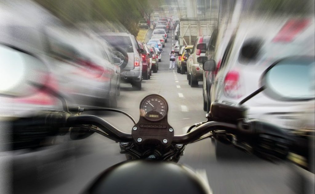 A más de 300 km/h ¡Y un coche se le adelanta!