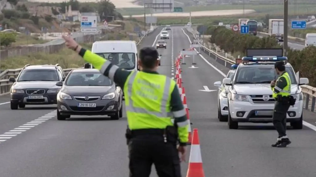 Diferencias entre aparcar y estacionar 96 Motor16 Aparcar y obstaculizar el tráfico