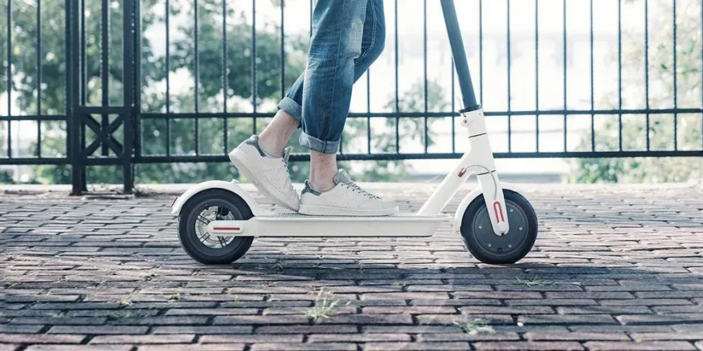 Los españoles que se cambiarán a la bicicleta o el patinete eléctrico en un año 22 Motor16 Patinete, bicicleta, moto o 'microcoche': así te conviene moverte por la ciudad