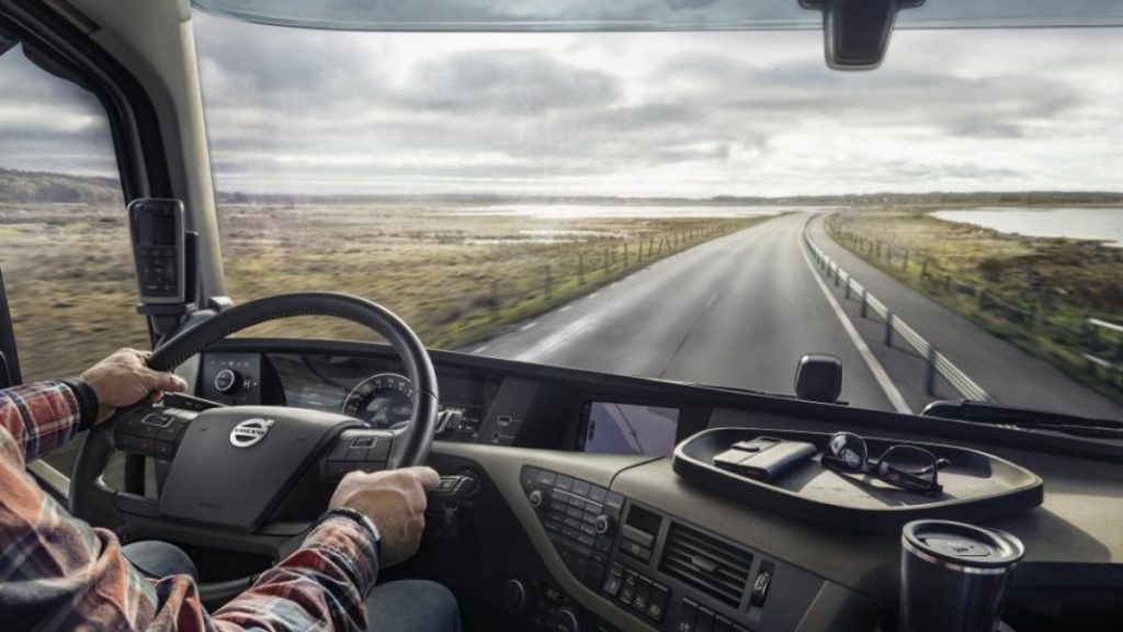 Lo hacemos mal: así hay que colocar los brazos en el volante 29 Motor16 El canario, mal para la DGT
