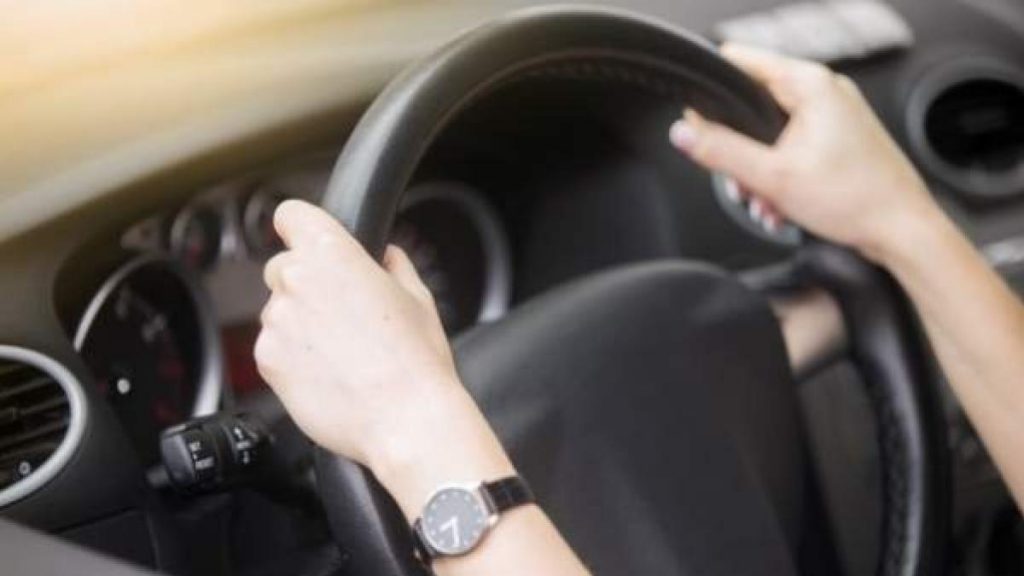 Lo hacemos mal: así hay que colocar los brazos en el volante 28 Motor16 ¿Y la posición correcta de las manos en el volante?