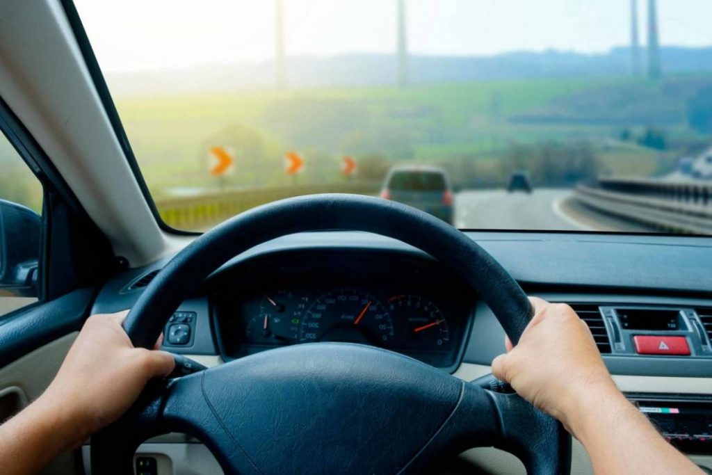 Lo hacemos mal: así hay que colocar los brazos en el volante 30 Motor16 El DJ en el volante no es recomendable