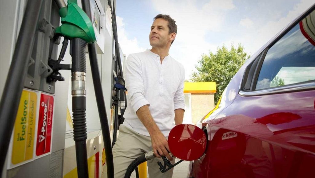 La OCU ha hecho cuentas: ¿es más barato cargar el coche eléctrico o echar gasolina? 1 Motor16 Conductores distraídos
