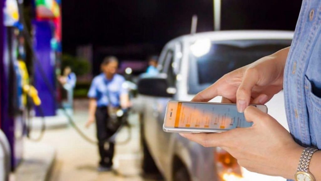 DGT: multa por usar el móvil en la gasolinera