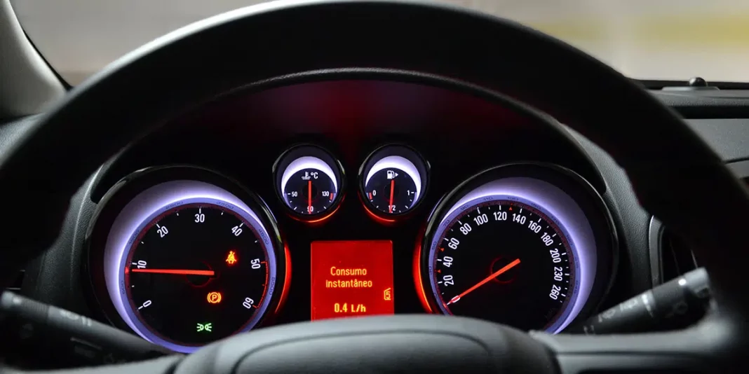 Cómo encontrar y cambiar los sensores de luz en un coche