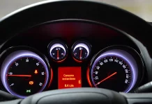 Cómo encontrar y cambiar los sensores de luz en un coche