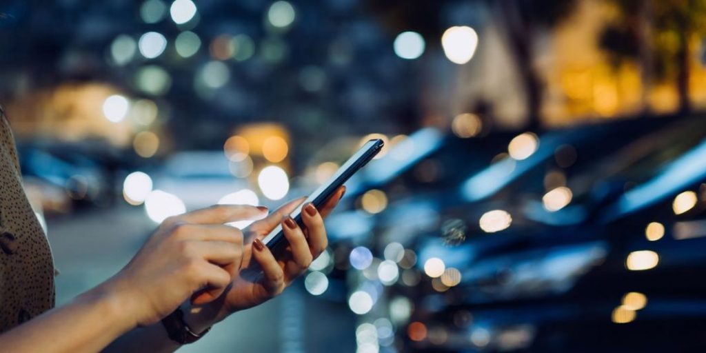 Esta es la última versión de Android Auto. Y así te la puedes descargar para tu coche 86 Motor16 El móvil, mejor ni tocarlo