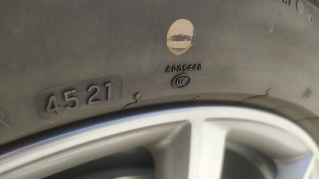 Fecha fabricación de un neumático.
