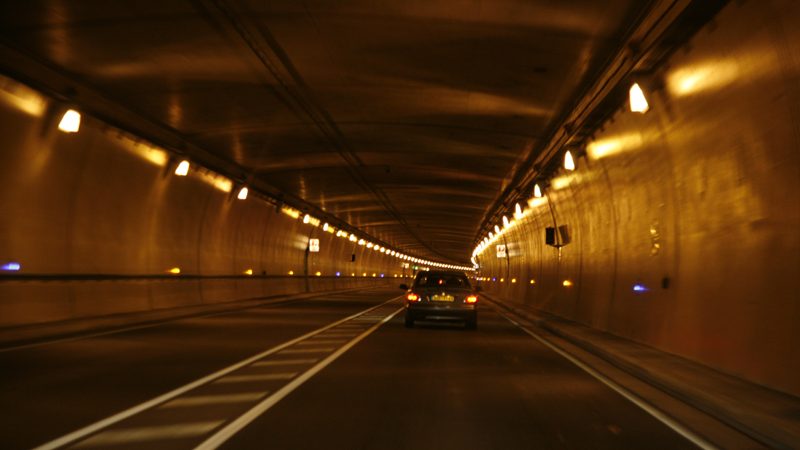 uso de luces del coche en túneles
