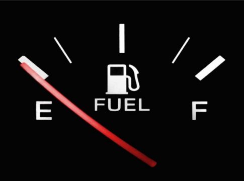 La cantidad de gasolina que se ahorra bajando de 120 a 110 km/e en una carretera