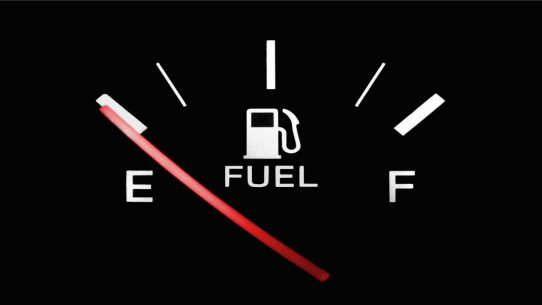 La cantidad de gasolina que se ahorra bajando de 120 a 110 km/e en una carretera