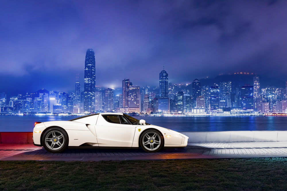 Este Ferrari Enzo es único y de ahí que cueste aún más caro que el resto 1 Motor16 Ferrari Enzo Bianco Avus. Imagen estática lateral.