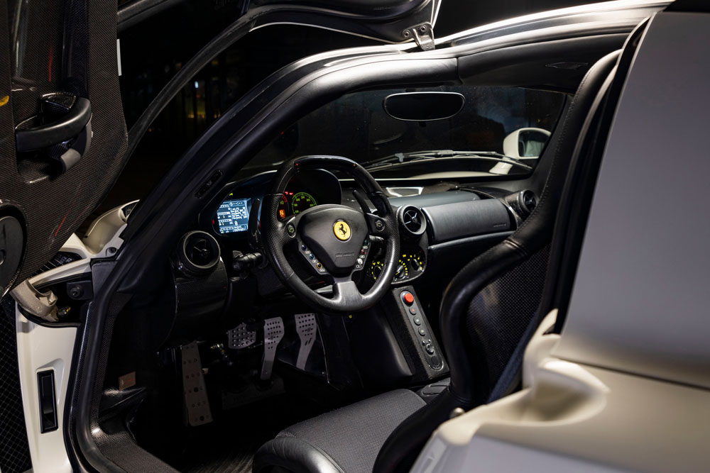 Este Ferrari Enzo es único y de ahí que cueste aún más caro que el resto 15 Motor16 2003 Ferrari Enzo Blanco 5 1 Motor16