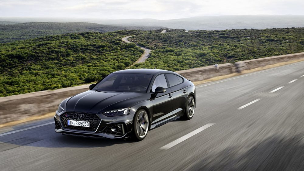 El parasol: ¿Cuántos grados de temperatura baja al interior del coche? 74 Motor16 coche negro
