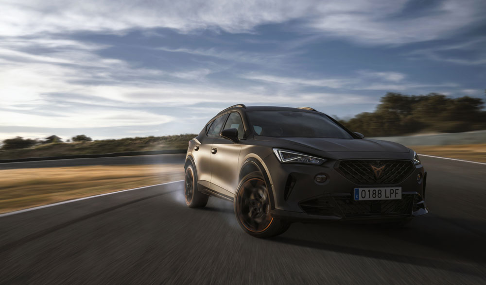 Cupra Formentor VZ5. Imagen movimiento curva frontal.
