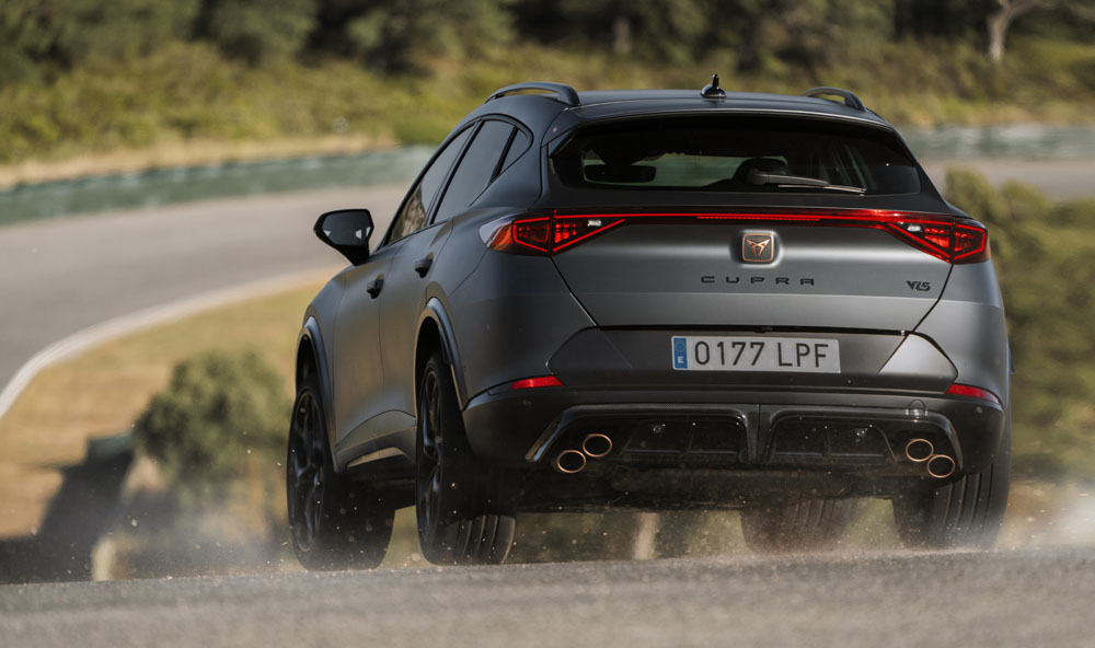 Cupra Formentor VZ5. Imagen movimiento curva trasera.