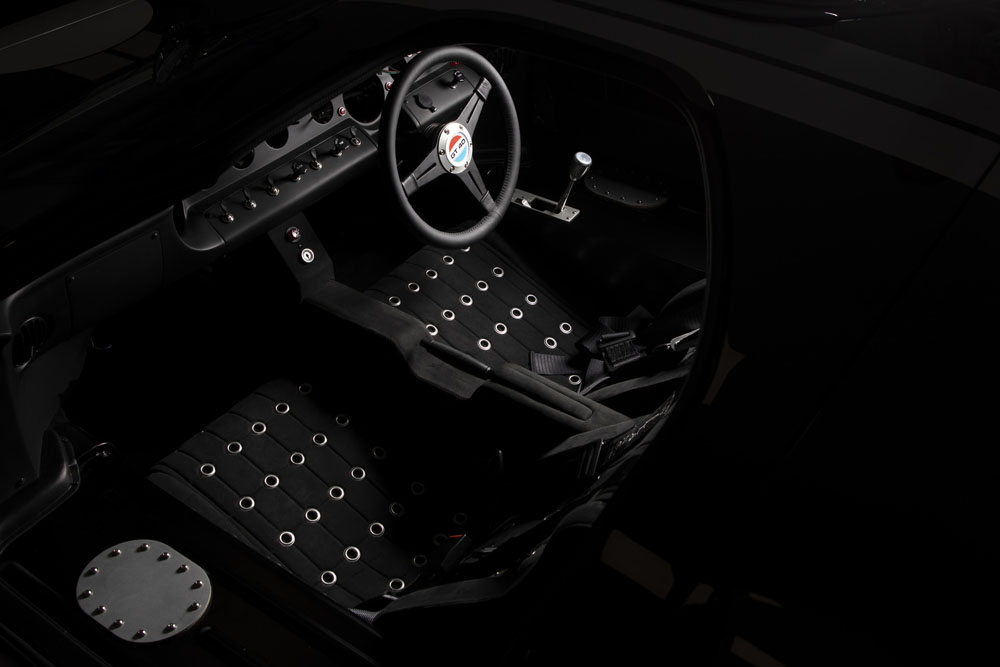 Everrati Superformance GT40 eléctrico. Imagen estudio interior.