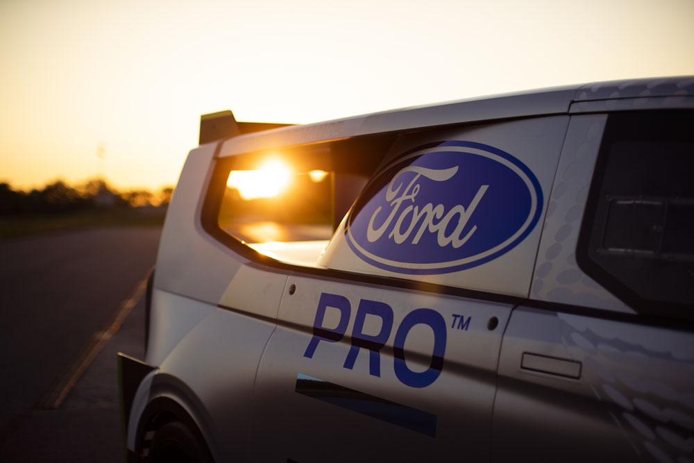 Absolutamente demencial. Este Ford Pro SuperVan tiene 2.000 electrizantes caballos 24 Motor16 2022 FORD E TRANSIT SUPERVAN 13 Motor16