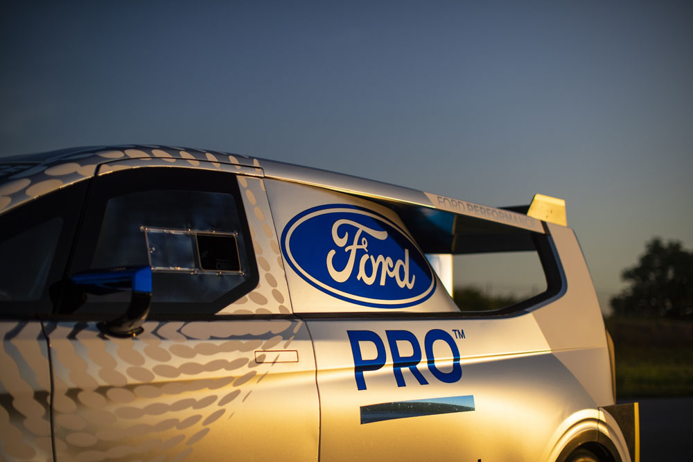 Absolutamente demencial. Este Ford Pro SuperVan tiene 2.000 electrizantes caballos 26 Motor16 2022 FORD E TRANSIT SUPERVAN 15 Motor16