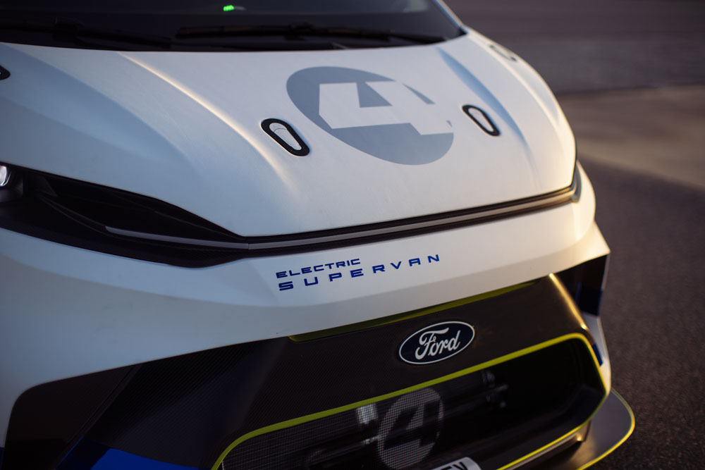 Absolutamente demencial. Este Ford Pro SuperVan tiene 2.000 electrizantes caballos 27 Motor16 2022 FORD E TRANSIT SUPERVAN 17 Motor16