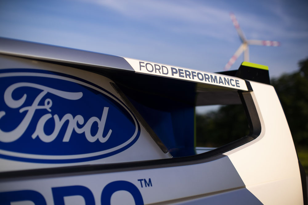 Absolutamente demencial. Este Ford Pro SuperVan tiene 2.000 electrizantes caballos 30 Motor16 2022 FORD E TRANSIT SUPERVAN 22 Motor16