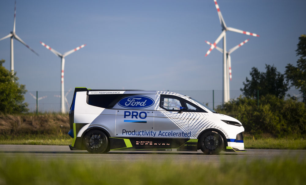Absolutamente demencial. Este Ford Pro SuperVan tiene 2.000 electrizantes caballos 5 Motor16 2022 FORD E TRANSIT SUPERVAN 23 Motor16