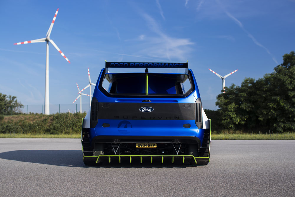 Absolutamente demencial. Este Ford Pro SuperVan tiene 2.000 electrizantes caballos 6 Motor16 2022 FORD E TRANSIT SUPERVAN 26 Motor16