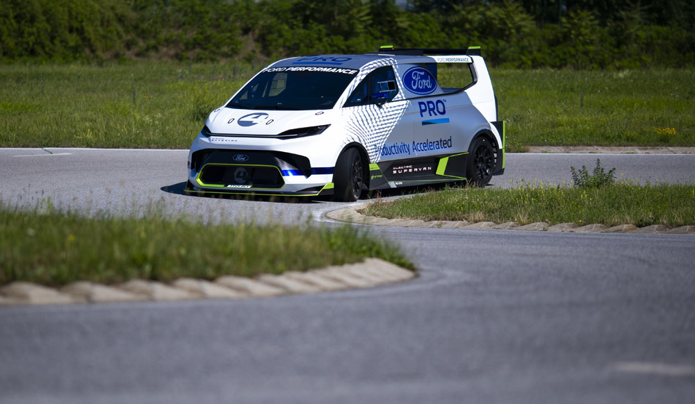 Absolutamente demencial. Este Ford Pro SuperVan tiene 2.000 electrizantes caballos 7 Motor16 2022 FORD E TRANSIT SUPERVAN 29 Motor16