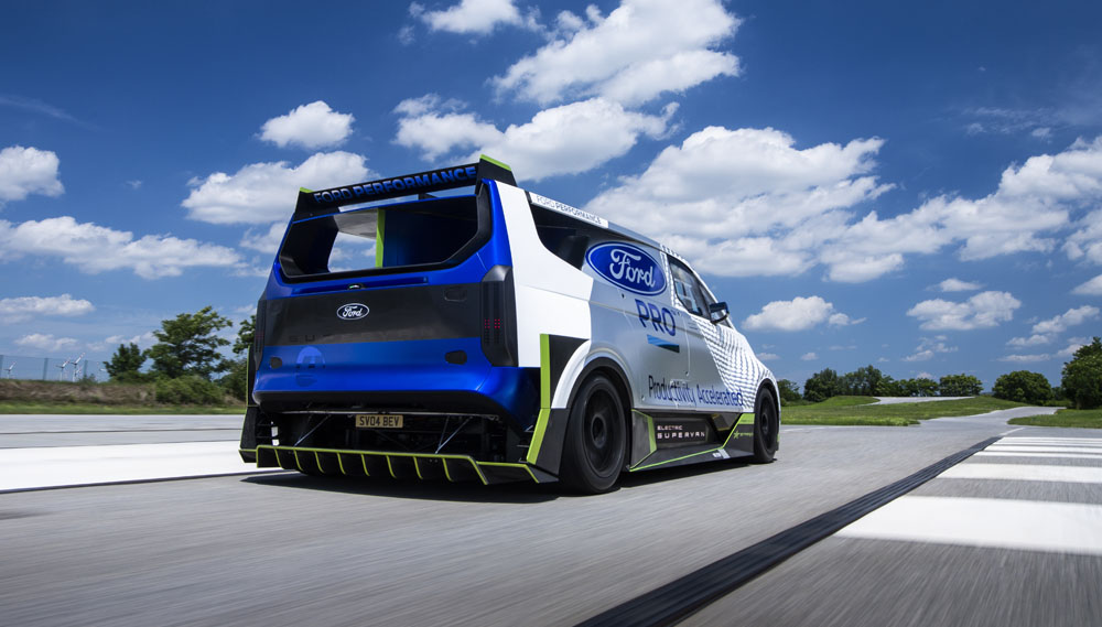 Absolutamente demencial. Este Ford Pro SuperVan tiene 2.000 electrizantes caballos 3 Motor16 Ford Pro Transit SuperVan. Imagen movimiento trasero.