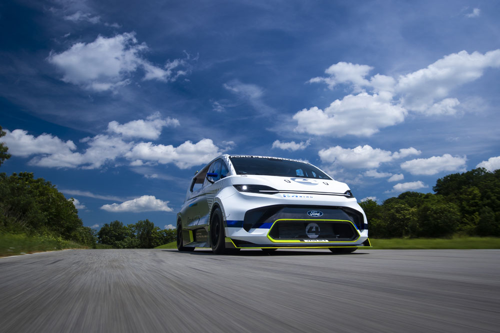 Absolutamente demencial. Este Ford Pro SuperVan tiene 2.000 electrizantes caballos 11 Motor16 2022 FORD E TRANSIT SUPERVAN 33 Motor16