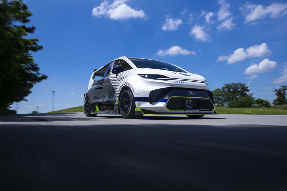 Absolutamente demencial. Este Ford Pro SuperVan tiene 2.000 electrizantes caballos 12 Motor16 2022 FORD E TRANSIT SUPERVAN 34 Motor16