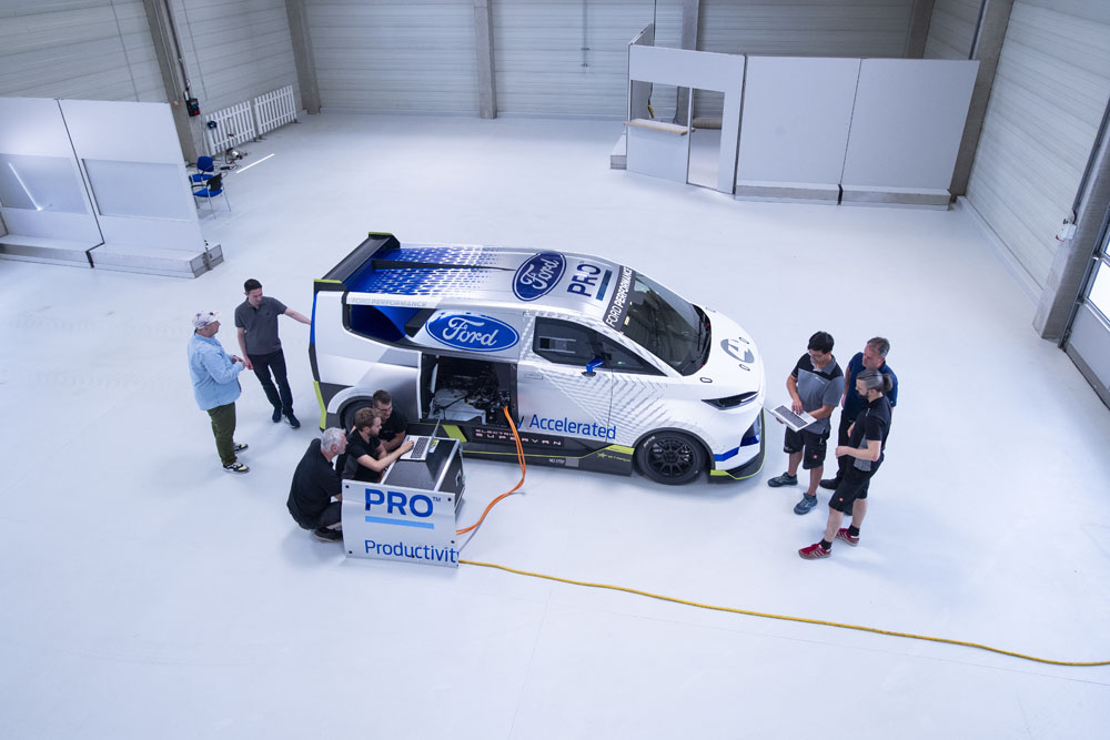 Absolutamente demencial. Este Ford Pro SuperVan tiene 2.000 electrizantes caballos 14 Motor16 2022 FORD E TRANSIT SUPERVAN 35 1 Motor16