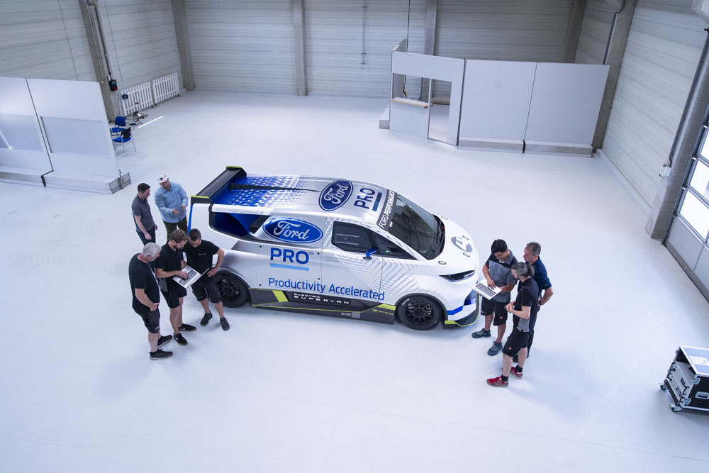 Absolutamente demencial. Este Ford Pro SuperVan tiene 2.000 electrizantes caballos 15 Motor16 2022 FORD E TRANSIT SUPERVAN 36 Motor16