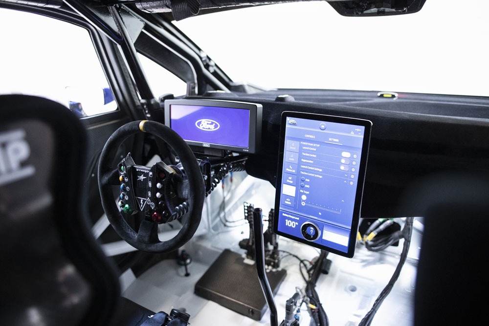 Absolutamente demencial. Este Ford Pro SuperVan tiene 2.000 electrizantes caballos 2 Motor16 Ford Pro Transit SuperVan. Imagen interior.