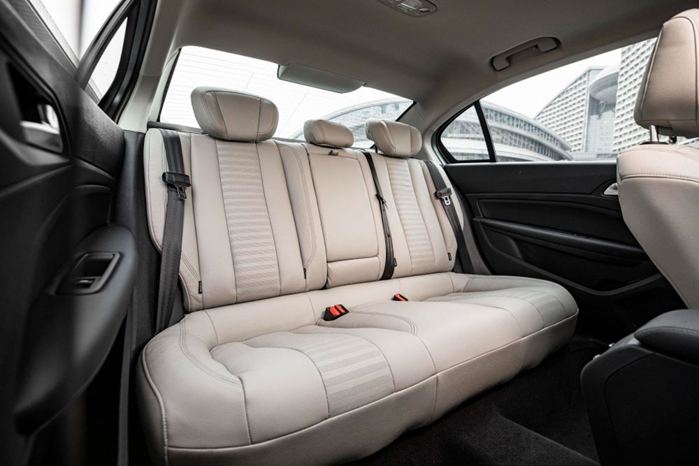 2022 Peugeot 408 Sedan 14 Motor16