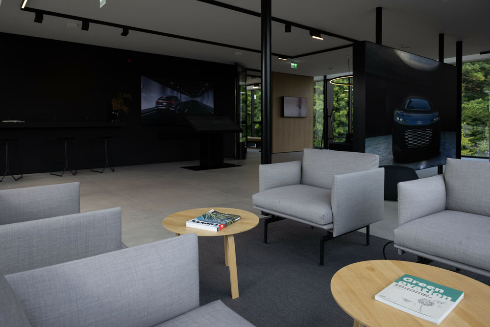 Audi charging hub. Cargar así tu eléctrico sí que es premium 2 Motor16 Audi charging hub en Núremberg. Imagen edificio interior.