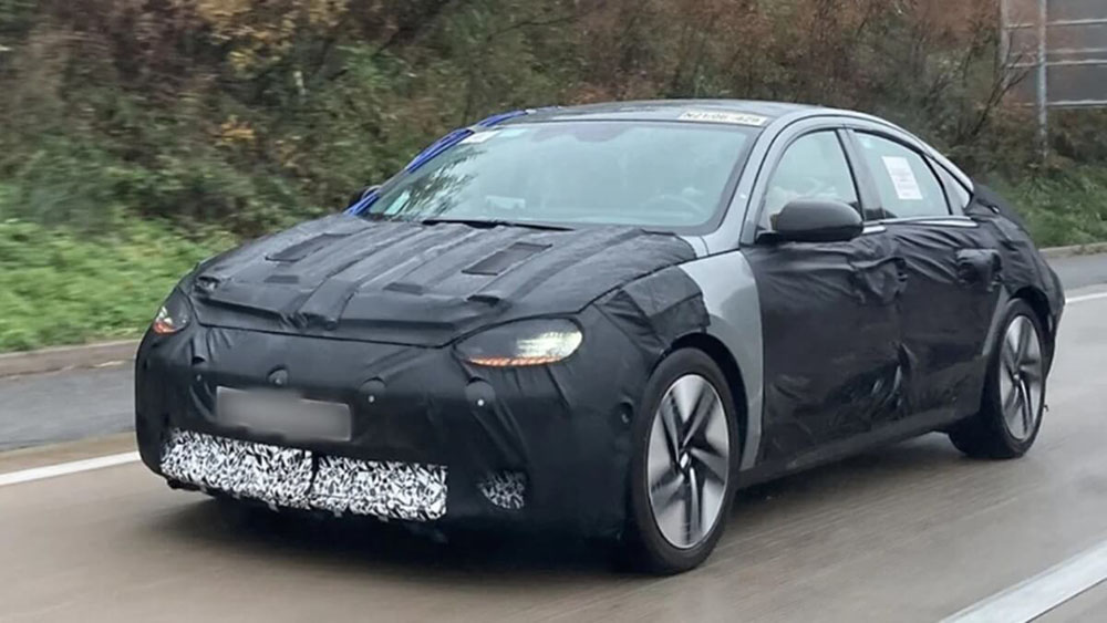 Hyundai Ioniq 6. Imagen coche a coche camuflado.