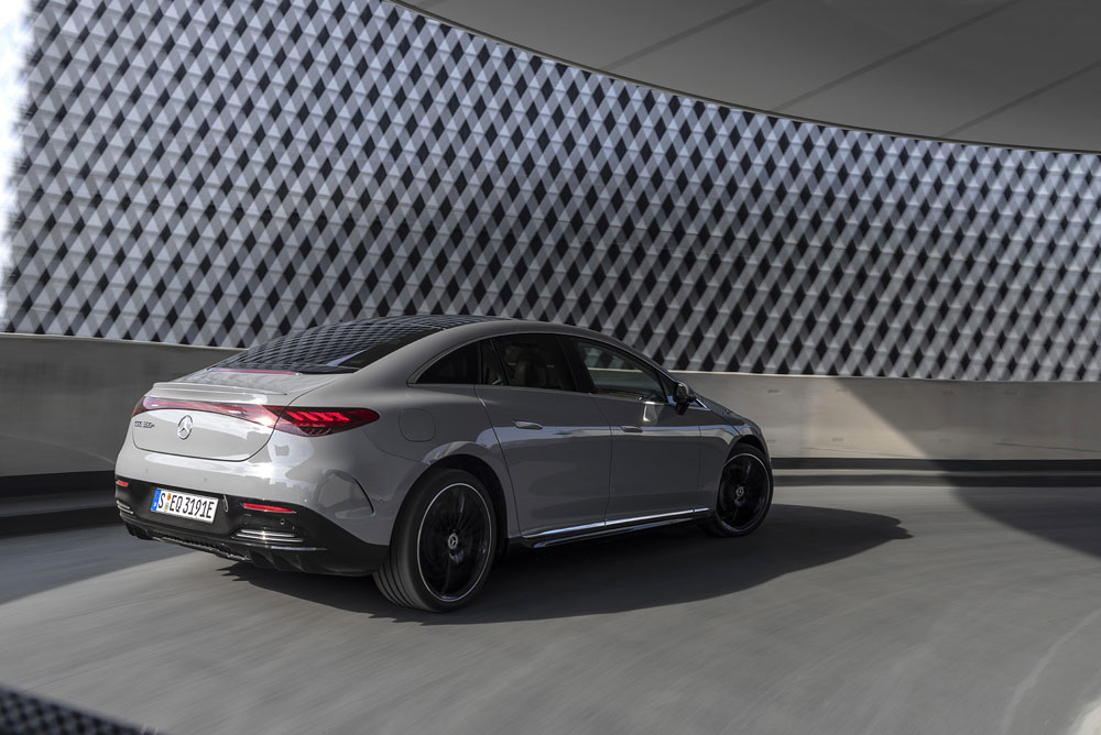 Conducimos el Mercedes-Benz EQE. Tesla tiene un nuevo problema 10 Motor16 Mercedes-AMG EQE 43 4Matic. Imagen movimiento trasera.