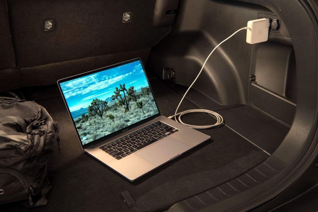 El Toyota RAV4 más aventurero se llama Woodland 3 Motor16 Toyota RAV4 Woodland Edition. Imagen detalle enchufe maletero.