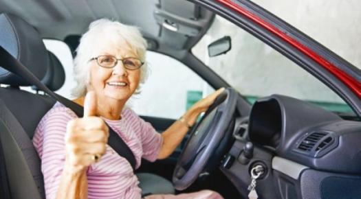 La Unión Europea aprueba cambios para los mayores de 65 que quieren renovar el carnet de conducir. Estos son: 133 Motor16 Ancianos al volante