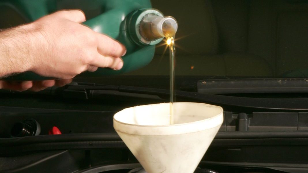 Esto le puede pasar a tu coche si está muchas horas al sol en verano 89 Motor16 aceite